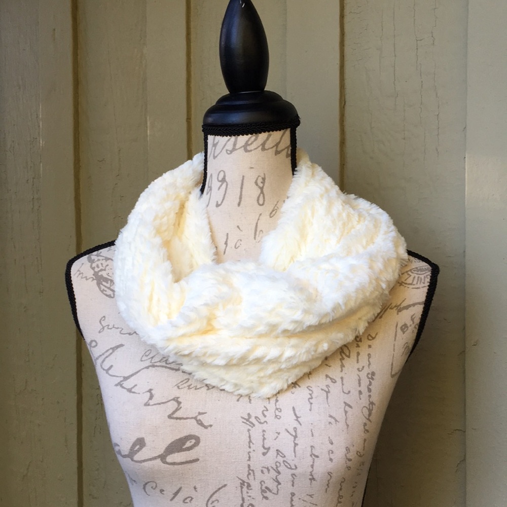 New! White Infinity Scarf - Picture 2 of 6